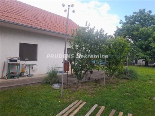 Prizemna kuća sa velikim dvorištem u Jakovu