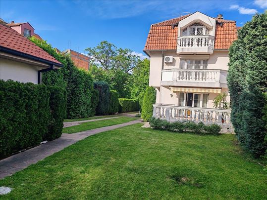 Voždovac lux kuća sa baštom i garažom 280 m2