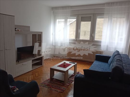 Izdajem dvoiposoban stan kod Vukovog spomenika