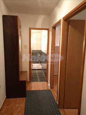Izdajem jednoiposoban namešten stan