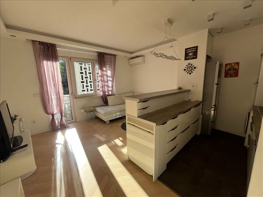 Luksuzan i ušuškan stan u srcu Vračara
