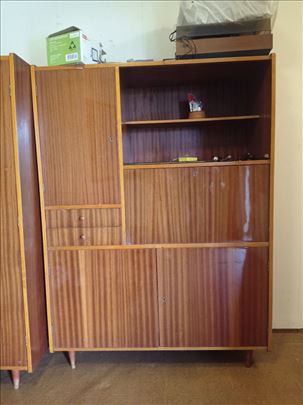 Vitrina od punog drveta