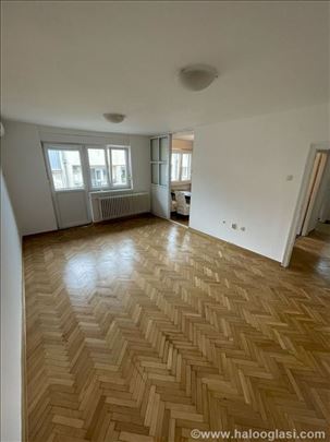  Funkcionalan 2.5 stan na 150 metara od Vasine!