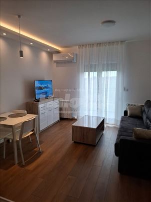 Izadajem LUX garsonjeru u Batajnici