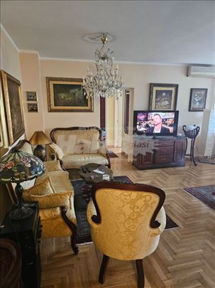 Izdaje se stan, Stari Merkator-pogled na ulicu