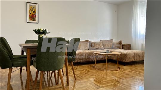 Kompletno nov moderno opremljen trosoban stan