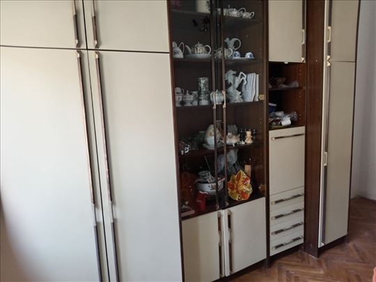 REGAL SA STAKLENOM VITRINOM
