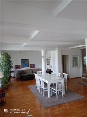 Svetao stan sa prelepom terasom od 30m2!