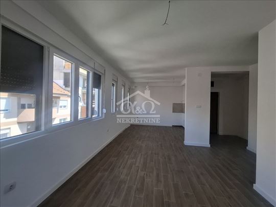 Troiposoban stan u novogradnji u Centru sa garažni