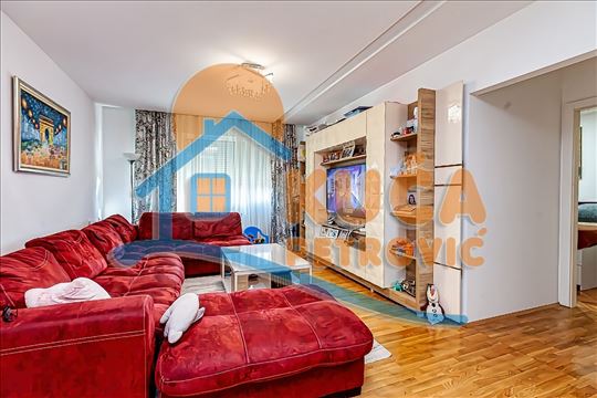 Trosoban, Lux u centru, III. sprat, lift, toplotne