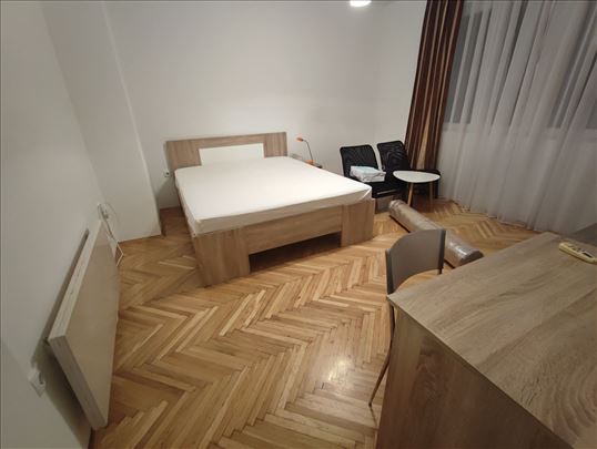 Useljiv 1.5 stan sa parkingom