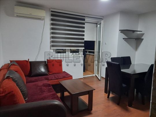 Izdaje se dvoiposoban stan na Pantaleju, 52m2!