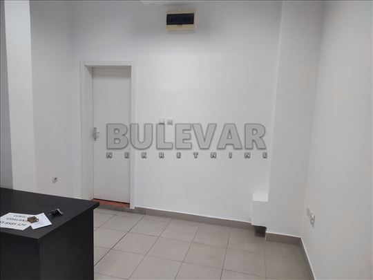 Izdaje se lokal na Bulevaru Nemanjića, 20m2!