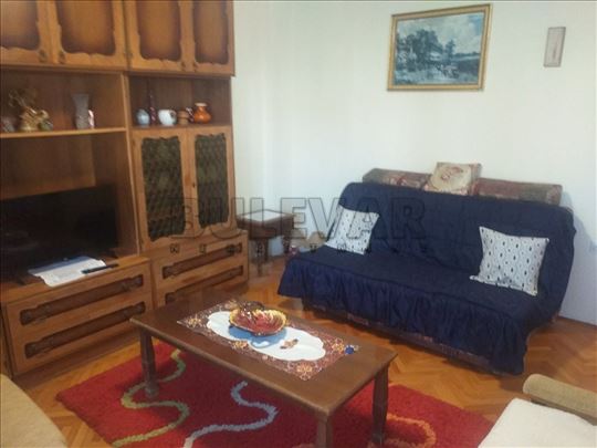 Izdaje se odličan jednosoban stan na Bulevaru Nema