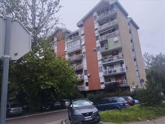KONFORAN 3,0-soban stan u Borči