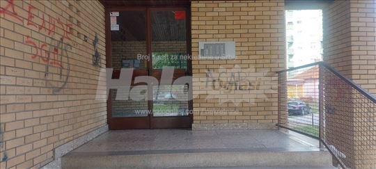 Prodajm 2.0 stan u zgradi,67 m2 4/7,fasadna cigla