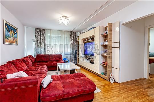 Trosoban, Lux u centru, III. sprat, lift, toplotne