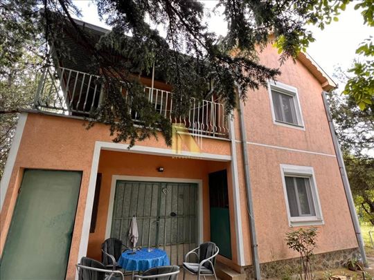 Vikend kuća u prirodnom okruženju