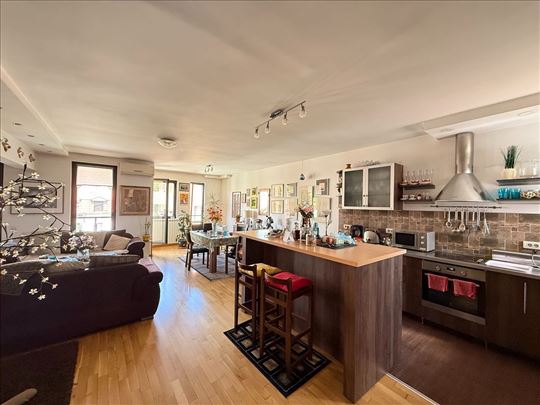 Vračar, Šumatovačka, renoviran 2.5 stan, 101m2