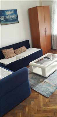 Izdaje se odličan, dvosoban stan u blizini Pravnog
