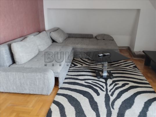 Izdaje se odličan jednoiposoban stan u centru, 40m