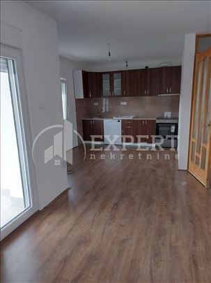 Izdaje se odličan stan u kući u Brzom Brodu, 117m2