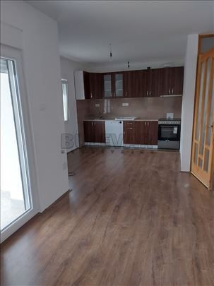 Izdaje se odličan stan u kući u Brzom Brodu, 117m2