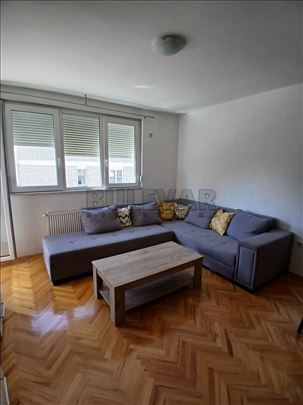 Izdaje se stan na Crvenom Pevcu, 60m2