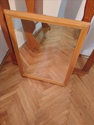 Ogledalo sa drvenim ramom 