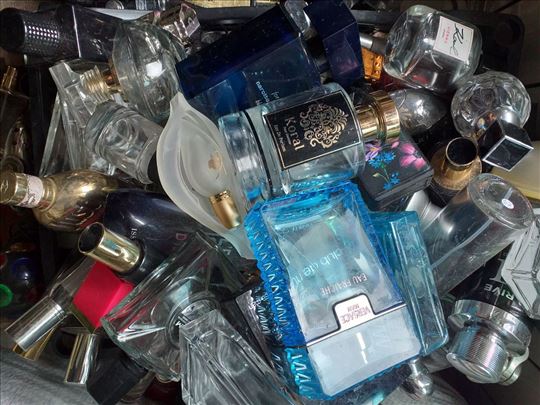 Prodajem flašice i ambalažu od parfema
