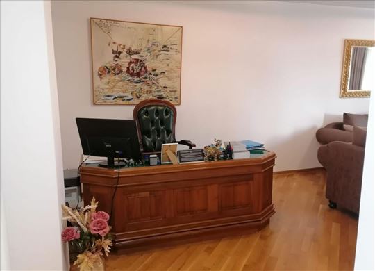 Stilski kancelarijski sto i stolica