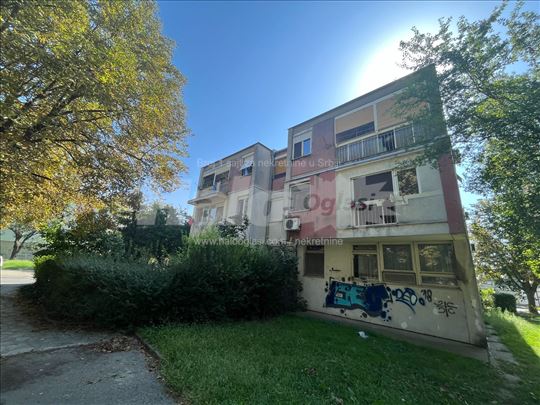 Uknjižen trosoban stan na odličnoj lokaciji