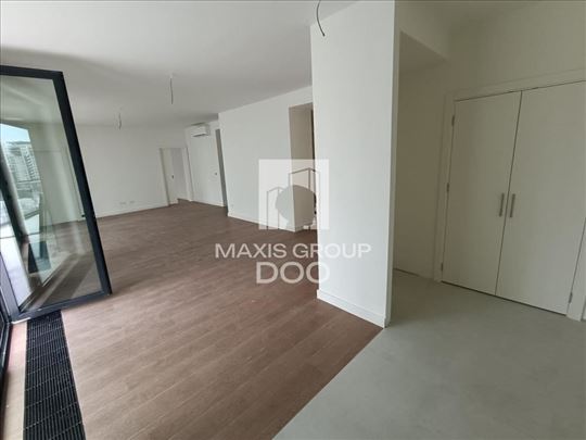 Penthaus od 250m2 sa tri garaže idealan za poslovn