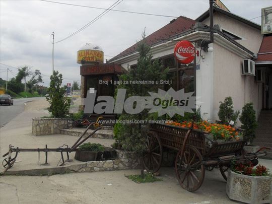 Restoran sa kuhinjom terasom parkingom 
