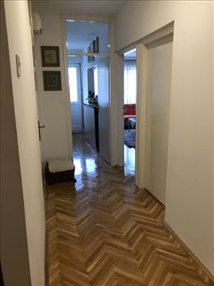 Blok 70, odličan renoviran, dvosoban na 1. spratu