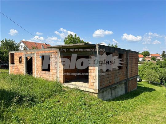 Plac sa započetom kućom 