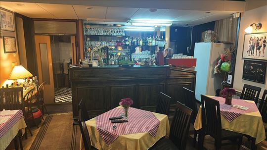 Stolovi, stolice i šank