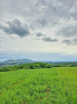 Plac sa pogledom, na vrhu brda. Građevinski, struj