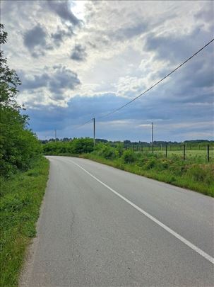 Plac sa pogledom, na vrhu brda. Građevinski, struj