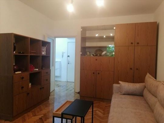 27. marta, 35m2, jednosoban, namešten, terasa