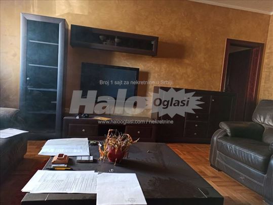 Izdajem 2,5 soban stan+garaža  Ul.Vidska Voždovac