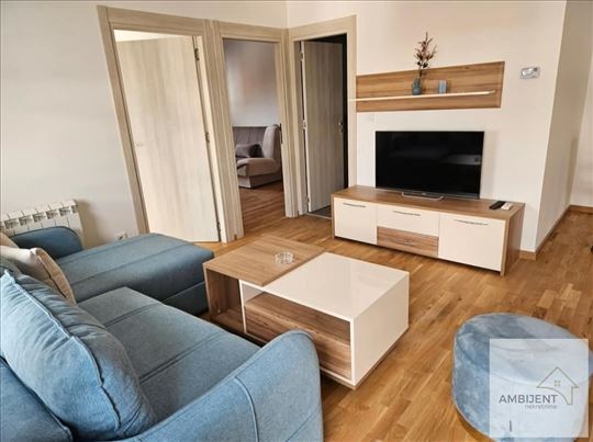 Lux sređen stan u novom kompleksu u Starim Banovci