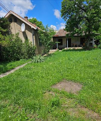 Dve  kuće  40m2 i 50m2   na placu površine 9 ari 