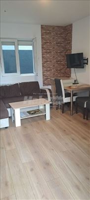 Izdajem jednosoban stan sa parkingom.