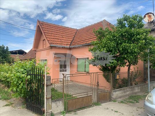 Kuća sa pomoćnom zgradom na odličnoj lokaciji