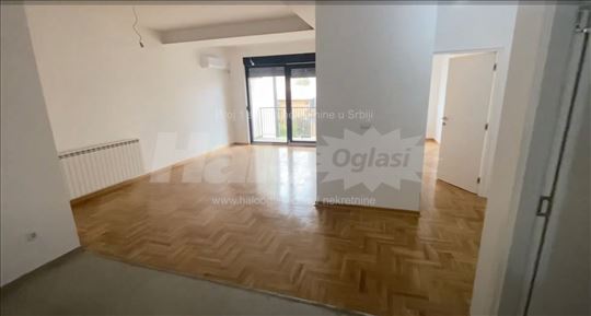Izdajem nov trosoban stan u centru Panceva