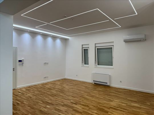 Neuseljavan penthouse sa garažom