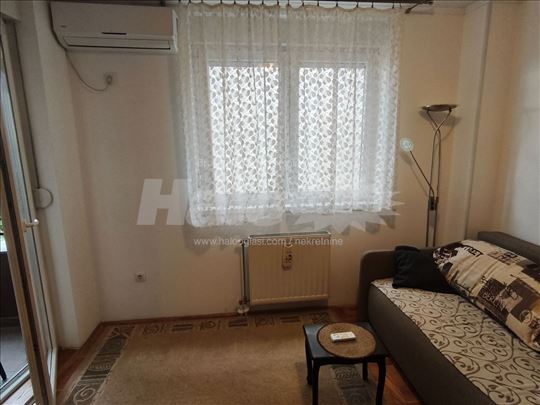 Podbara, nameštena garsonjera u novijoj zgradi 
