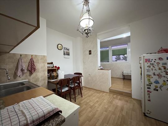 Renoviran dvoiposoban stan u Zemunu, Tršćanska 13 