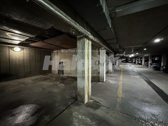 Garažno mesto 10m² Blok 21 - ODMAH dostupno!